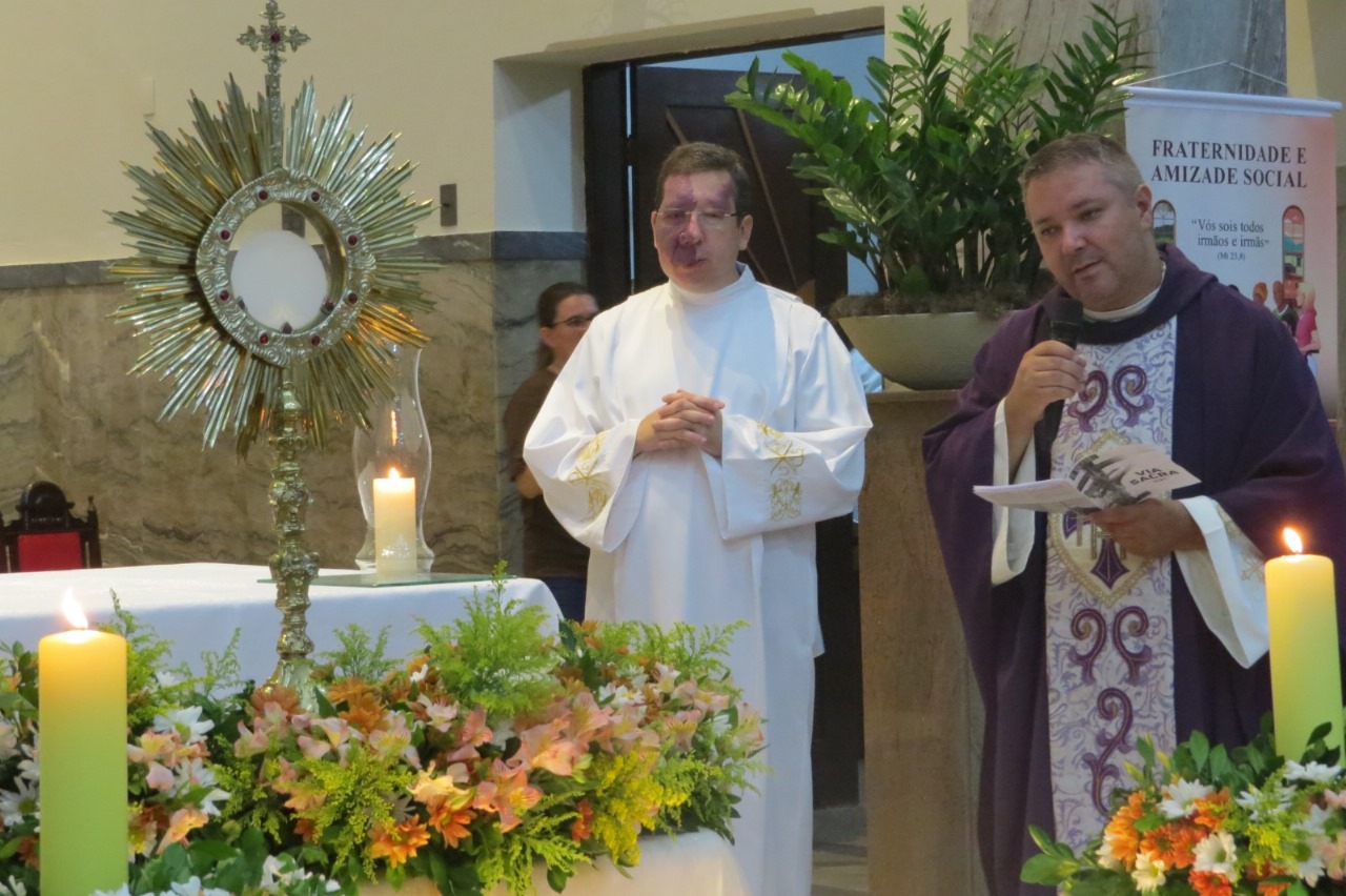 Momento da exposição do Santíssimo Sacramento