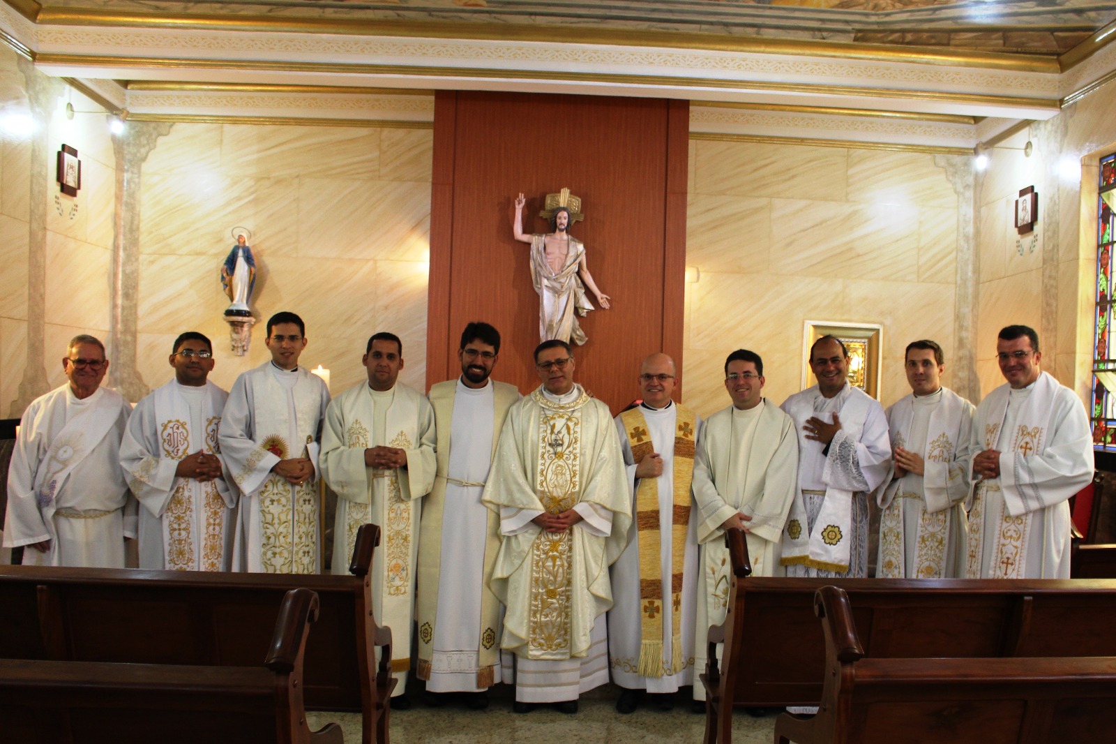 Dom Paulo celebra com novos padres