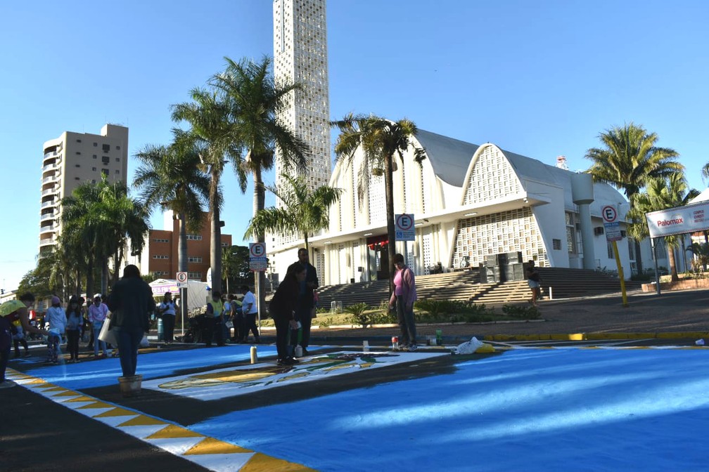 Voluntários montam tapete de Corpus Christi em frente à Igreja Matriz de Matão. — Foto: Gabrielle Chagas/G1