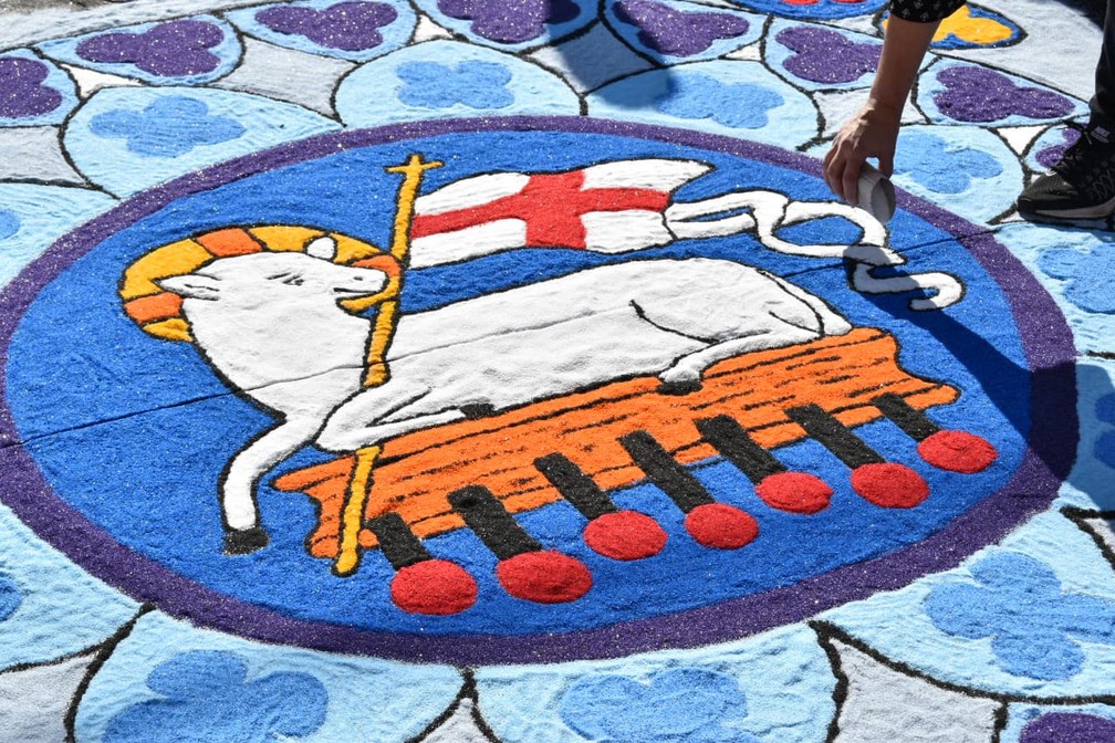 Tapetes de Corpus Christi de Matão representam passagens da Bíblia.  — Foto: Gabrielle Chagas/G1