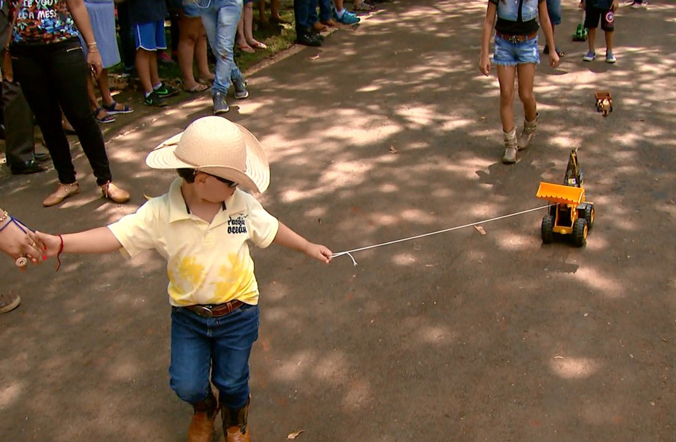 Desfile terminou com crianças puxando tratores de brinquedos em São Carlos (Foto: Reprodução/EPTV)