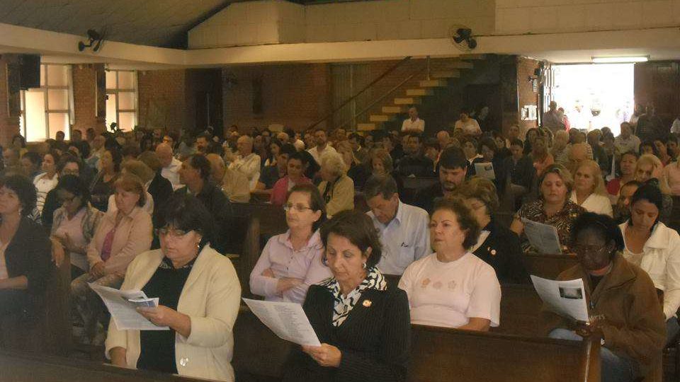 Fiéis lotam igreja de Nossa Senhora de Fátima em São Carlos