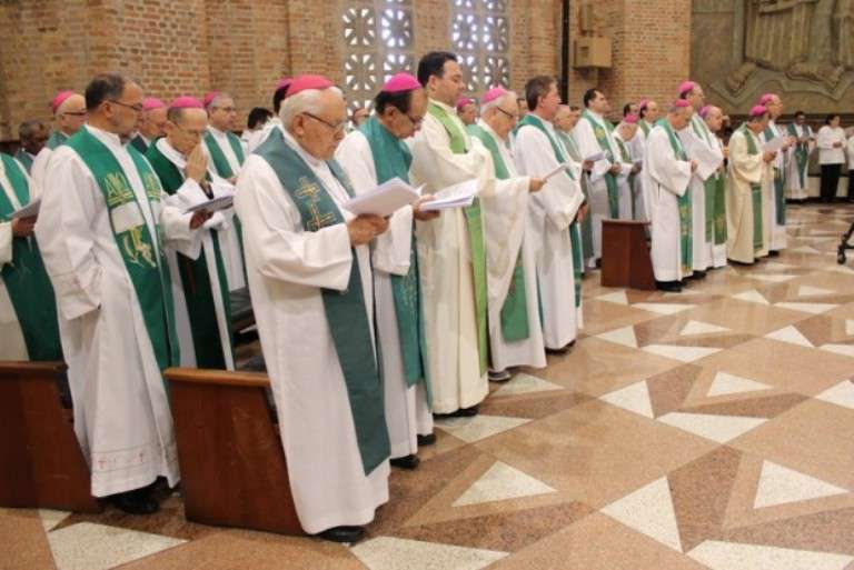 Dom Demétrio preside missa da Assembleia do Regional Sul 1 em homenagem aos bispos jubilares
