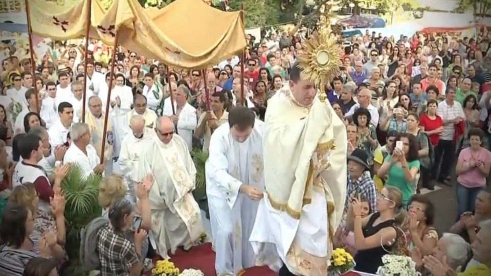 Ibitinga enfeita suas ruas para Corpus Christi com bordados