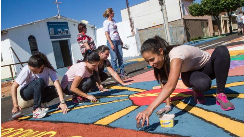 Dezenas de voluntários confeccionaram o tapete de Corpus Christi em Araraquara