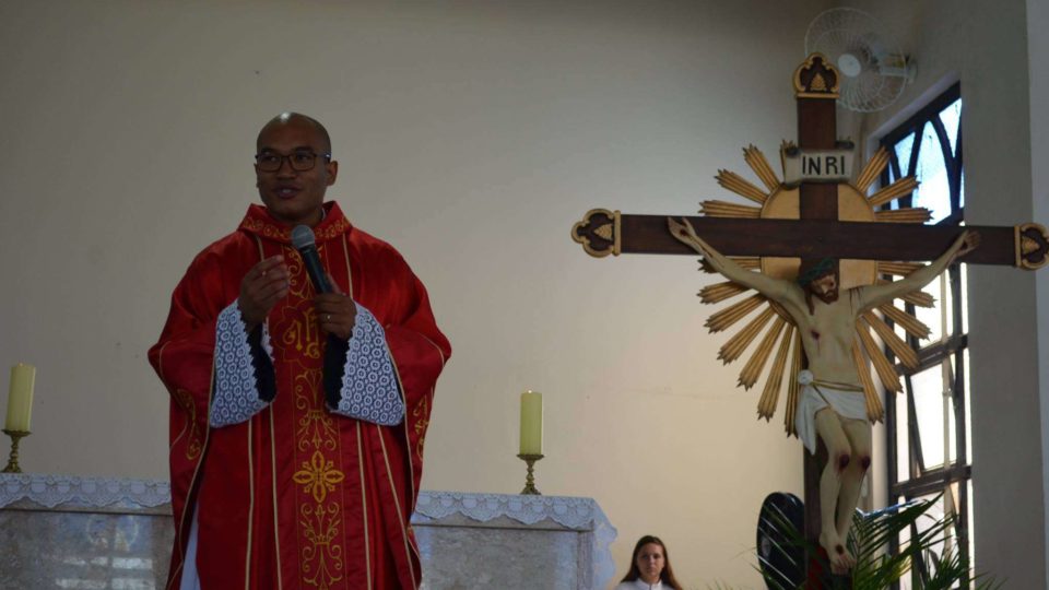 Padre Daniel Antônio sofre acidente de carro na SP 215