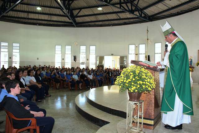 Bispo celebra inicio de ano letivo em Colégio Católico de São Carlos