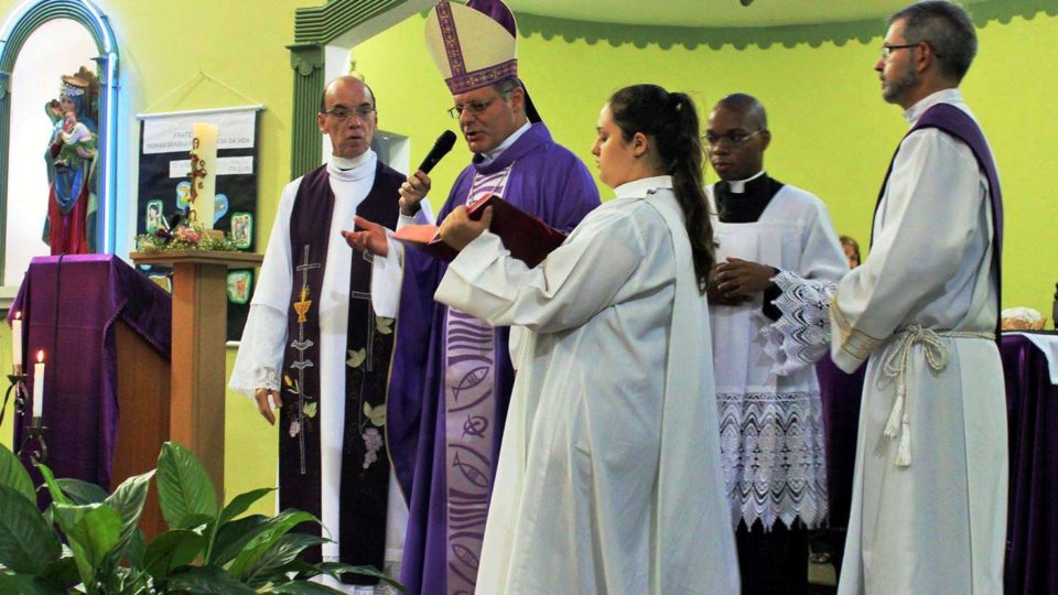 Bispo Dom Paulo Cezar Celebra Crisma na Paróquia Nossa Senhora do Perpétuo Socorro