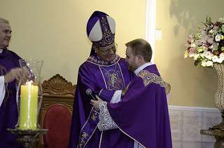 FIÉIS RECEBEM PADRE ARMANDO NA PARÓQUIA SANTA HELENA E SANTO CURAS D’ARS