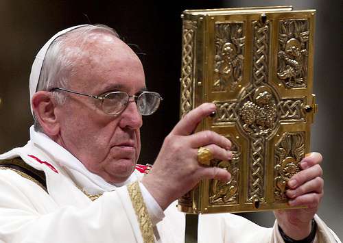 Papa: “consultem a Bíblia com tanta frequência quanto o celular”