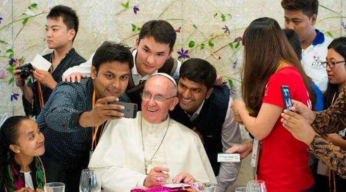 Papa Francisco a jovens: Contagiem com a alegria que nasce do amor de Deus