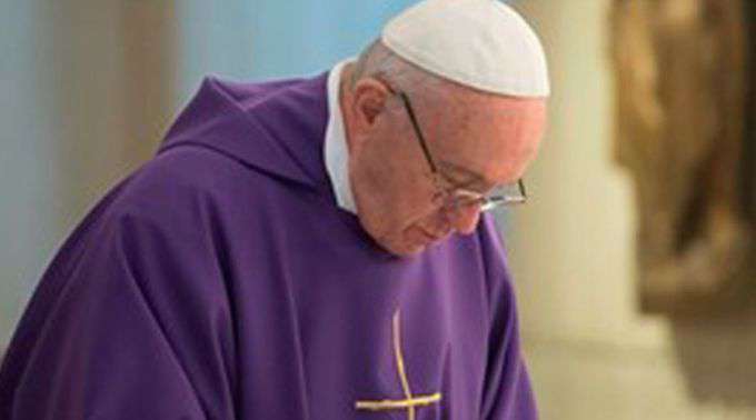 O católico que esquece a Palavra de Deus se torna um católico ateu, adverte o Papa