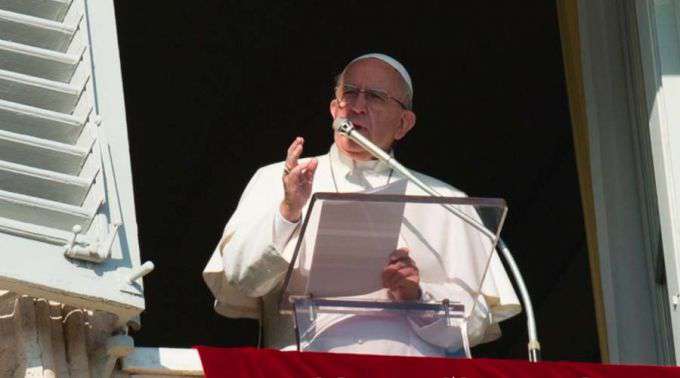 Papa Francisco: A cruz não é um enfeite para usar, mas o símbolo da fé cristã