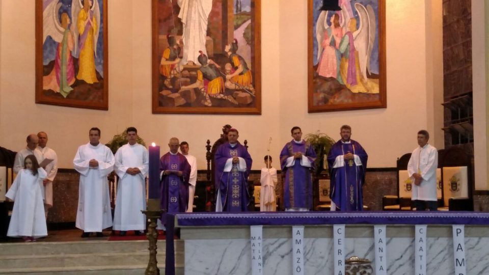 O nosso Bispo Dom Paulo Cezar Costa celebra missa de Quarta-feira de Cinzas