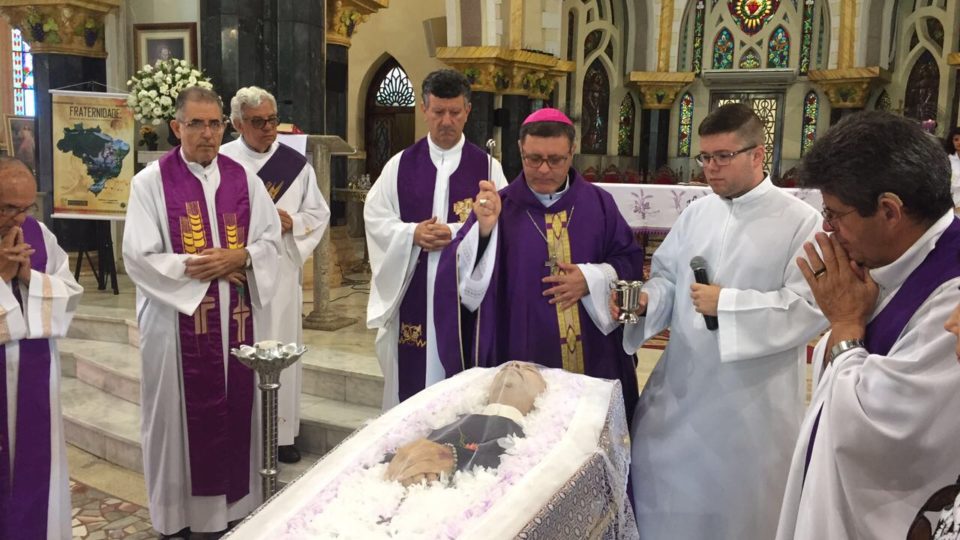 Dom Paulo celebra missa de corpo presente do Padre João Ribeiro de Carvalho