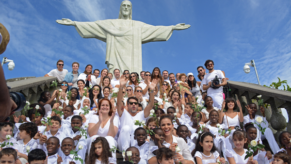 No Cristo Redentor, crianças refugiadas pedem paz na Síria