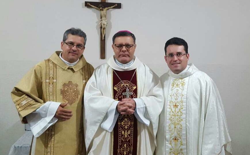 Bispo crisma mais de 200 jovens neste final de semana
