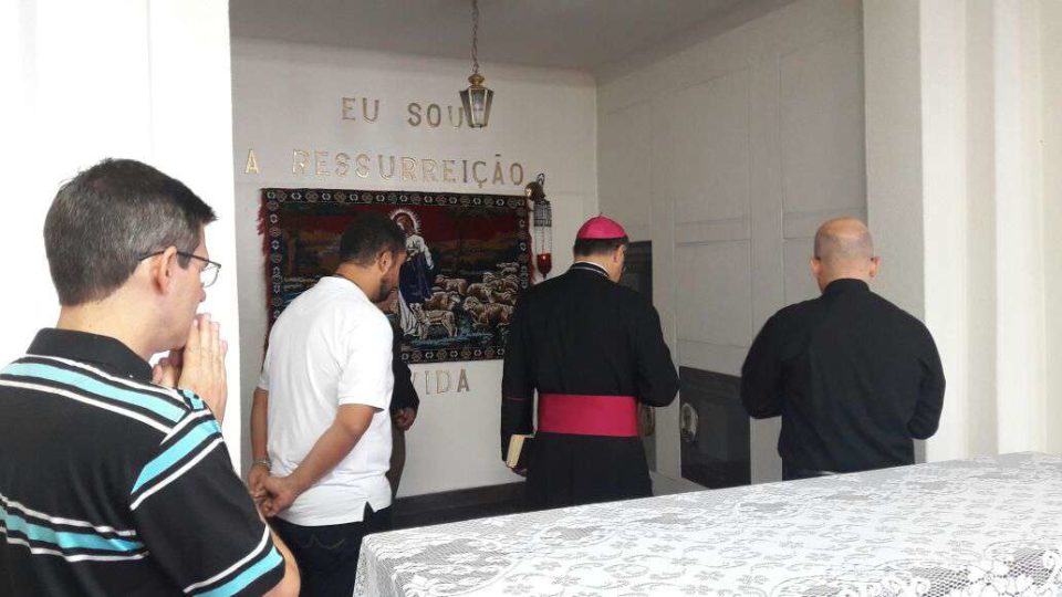 Bispo faz oração na Cripta da Catedral.