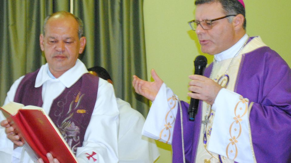 Dom Paulo Cezar Costa Celebra Na Paróquia São Roque