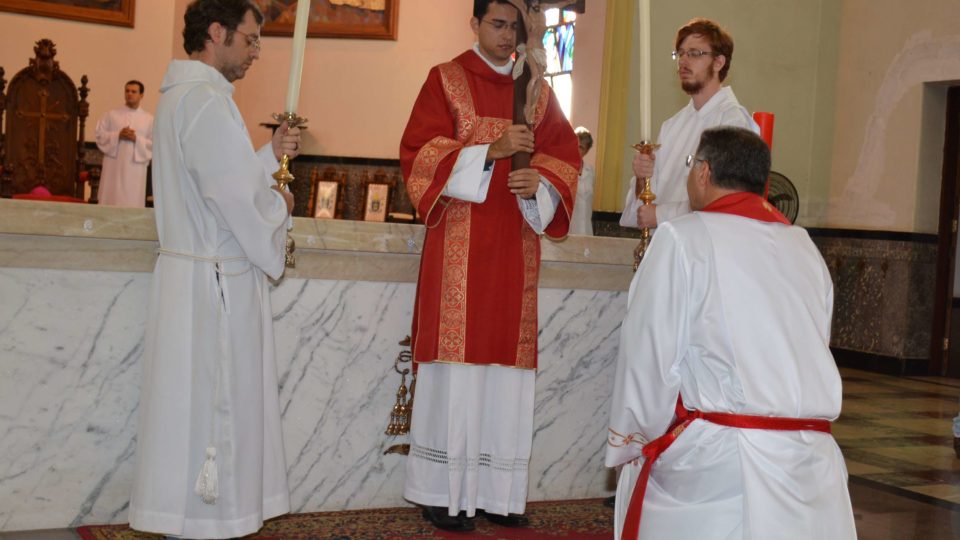 Dom Paulo Cezar celebra a Sexta-Feira da Paixão do Senhor