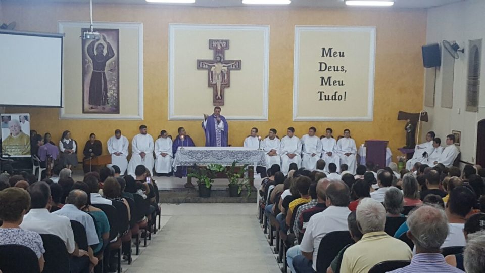 FIÉIS REZAM PELO 7º DIA DE FALECIMENTO DO MONSENHOR LUIZ CECHINATO