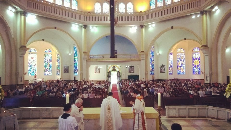 Dom Paulo Cezar Celebra o Domingo de Páscoa na Catedral de São Carlos Borromeu