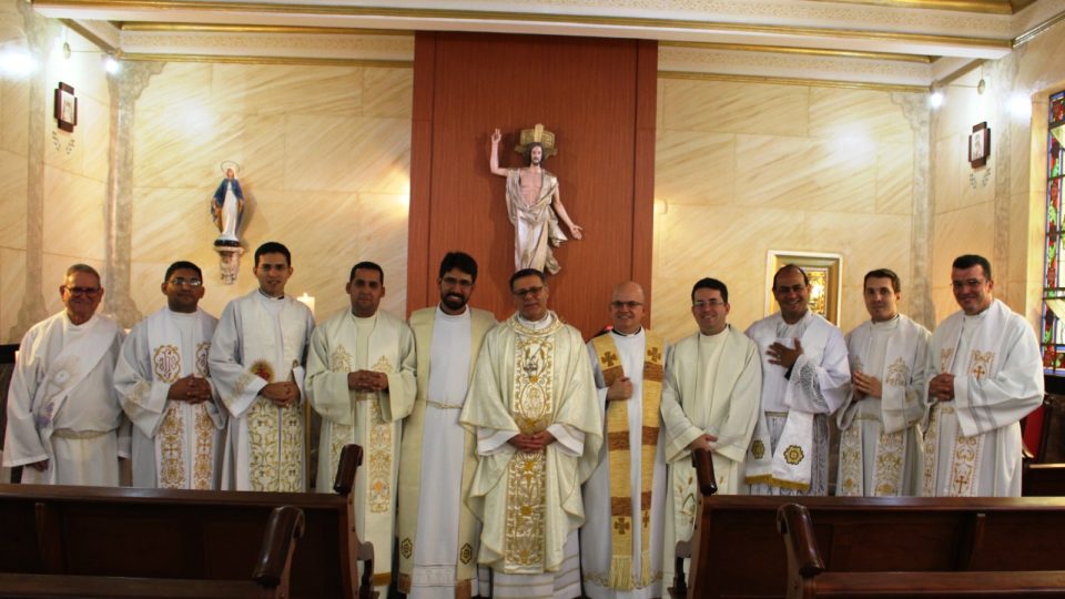 Bispo preside com novos padres