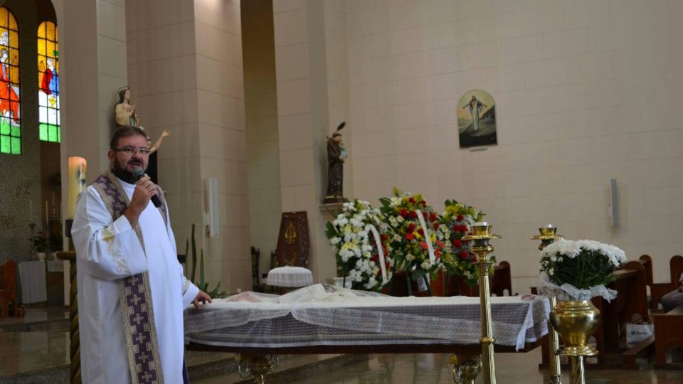 Padre Ricardo Alexandre celebra  Missa de Exéquias do Cônego Oswaldo Baldan
