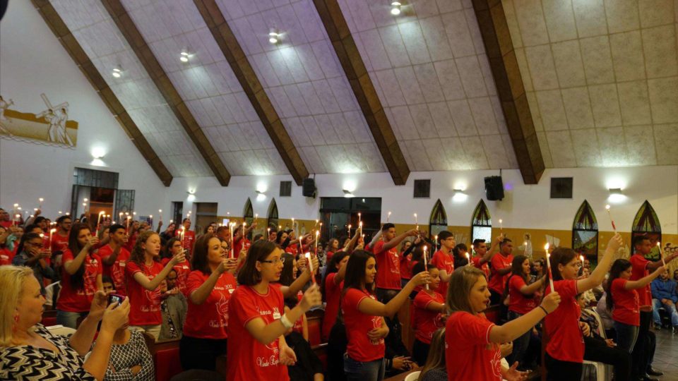 Dom Paulo Cezar Celebra Crisma na Paróquia São Nicolau de Flüe