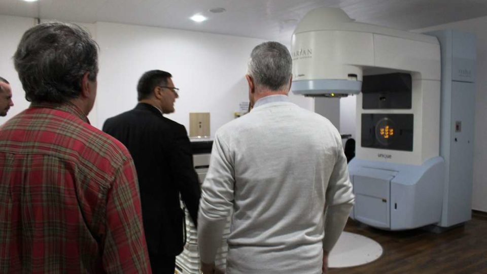 Dom Paulo visita Centro de Radioterapia de São Carlos