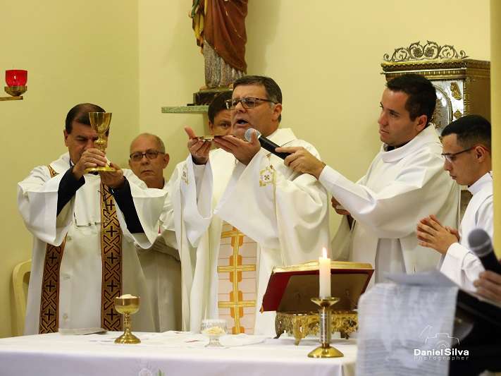 Celebração Marca Sagração do Altar no  Cantinho Fraterno