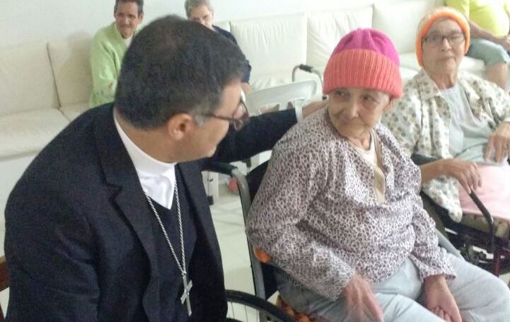 LAR RAINHA DA PAZ RECEBE VISITA DO BISPO DIOCESANO