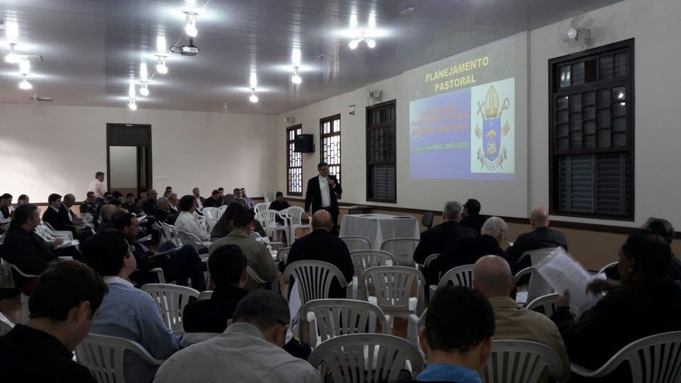 Clero da Diocese se reúne para discutir Plano Pastoral