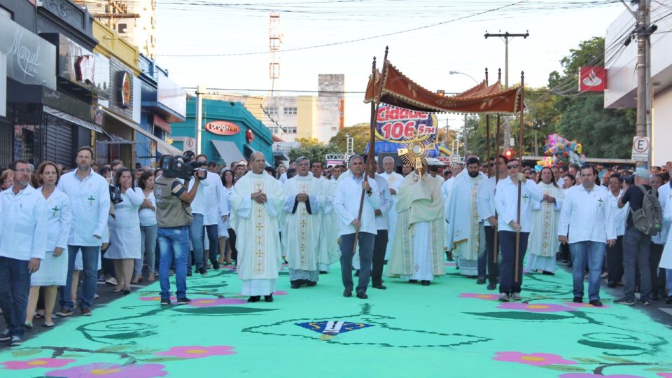 Procissão de Corpus Christi reúne centenas de fiéis em Matão, SP; veja as fotos