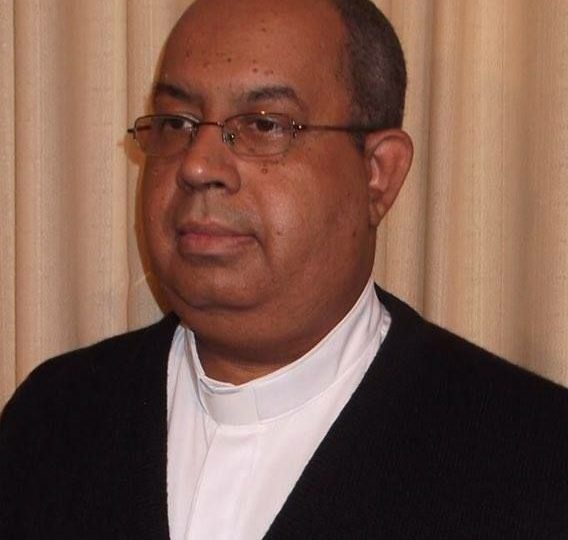 Padre Edilson Medeiros de Barros da Diocese de Valença  , cumprimenta Dom Paulo Cezar