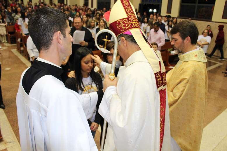 Bispo celebra Sacramento do Crisma em Jaú