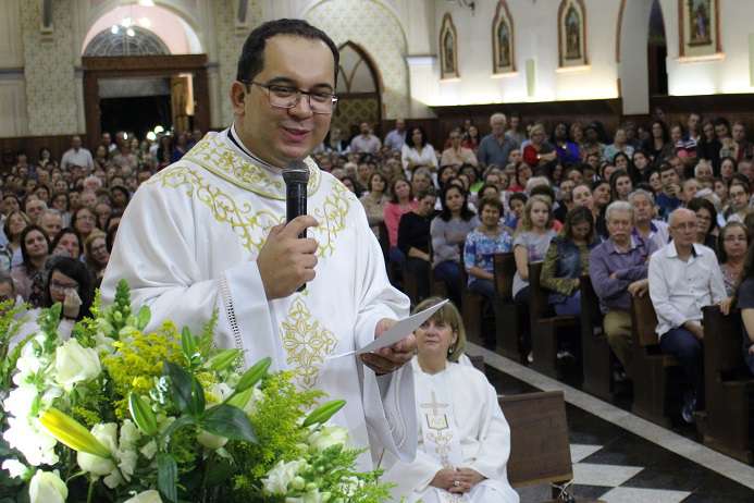 FIÉIS RECEBEM PADRE DANILO ROSA NA PARÓQUIA SANTO ANTÔNIO DE ITAPUÍ