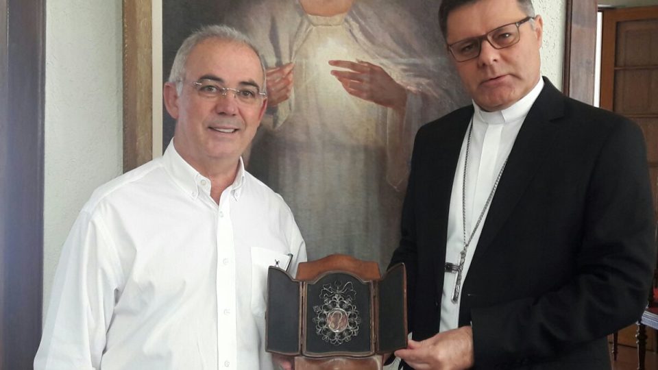 Dom Paulo Cezar recebe relíquia de São Carlos Borromeu