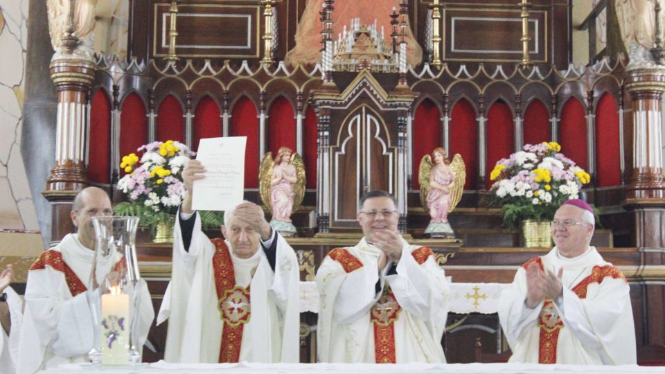 Dom Paulo entrega o título de Monsenhor ao então cônego Ednyr