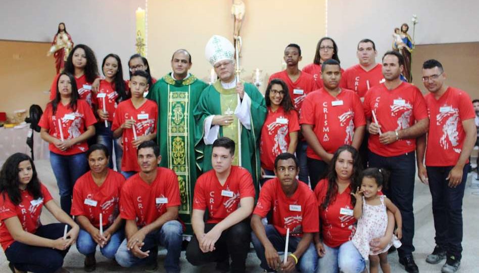 Bispo celebra Crisma na Paróquia Nossa Senhora da Rosa Mística