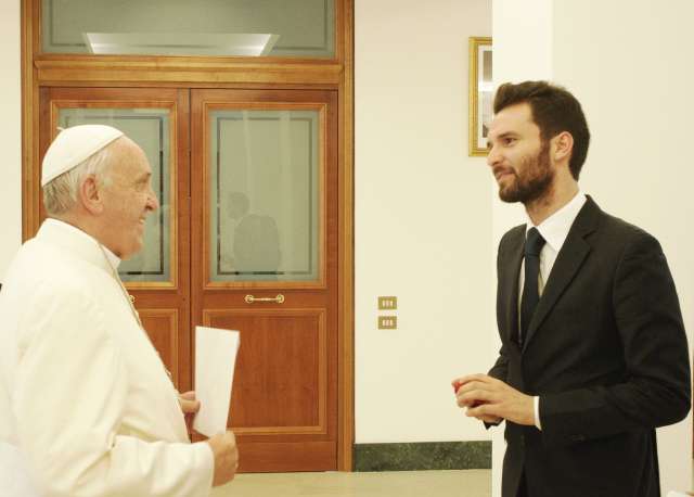Jovem produtor conta “como convenceu o Papa a participar do filme”