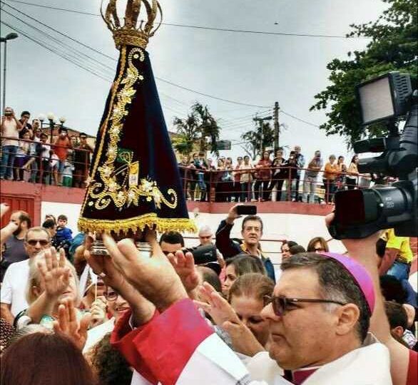 Fiéis Barra-bonitenses recebem a imagem peregrina de Nossa Senhora Aparecida