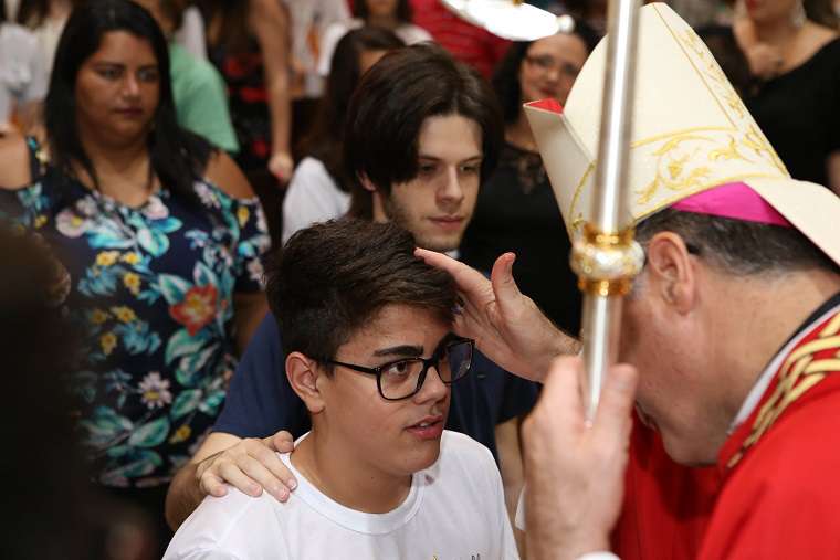 MATRIZ NOSSA SENHORA DO PATROCÍNIO EM JAÚ CELEBRA SACRAMENTO DA CRISMA