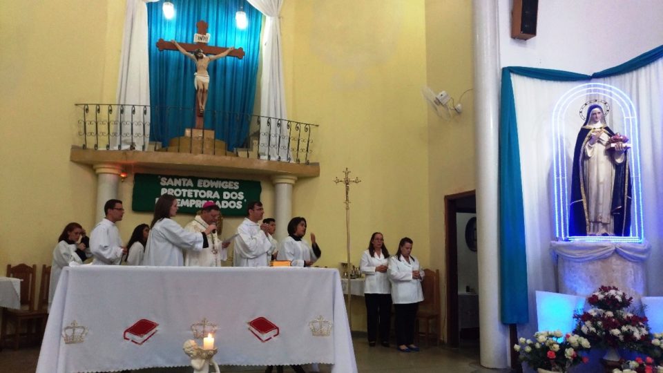 Fiéis lotam igreja de Santa Edwiges no dia da padroeira