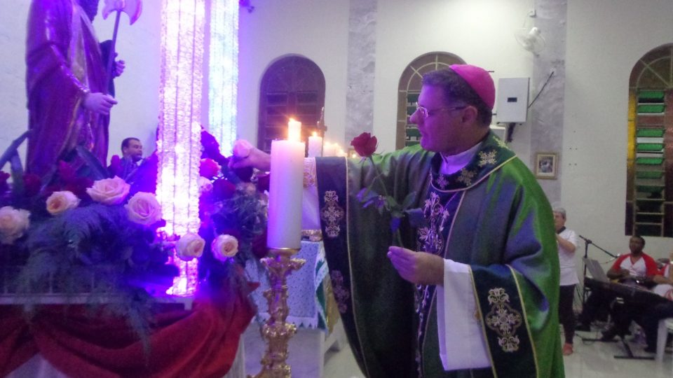 Dom Paulo Cezar  preside novena em honra a  São Judas Tadeu em Américo Brasiliense