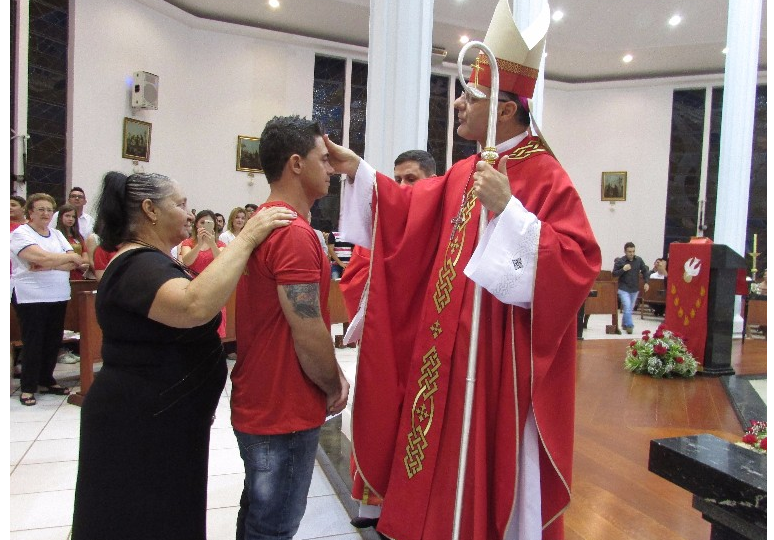Dom Paulo Cezar preside missa da crisma na Paróquia São Sebastião em Jaú