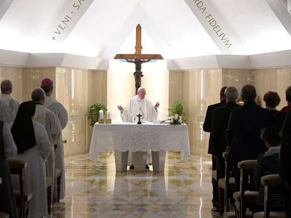 Cuidar das pessoas feridas, conforme o Bom Samaritano, pede Papa