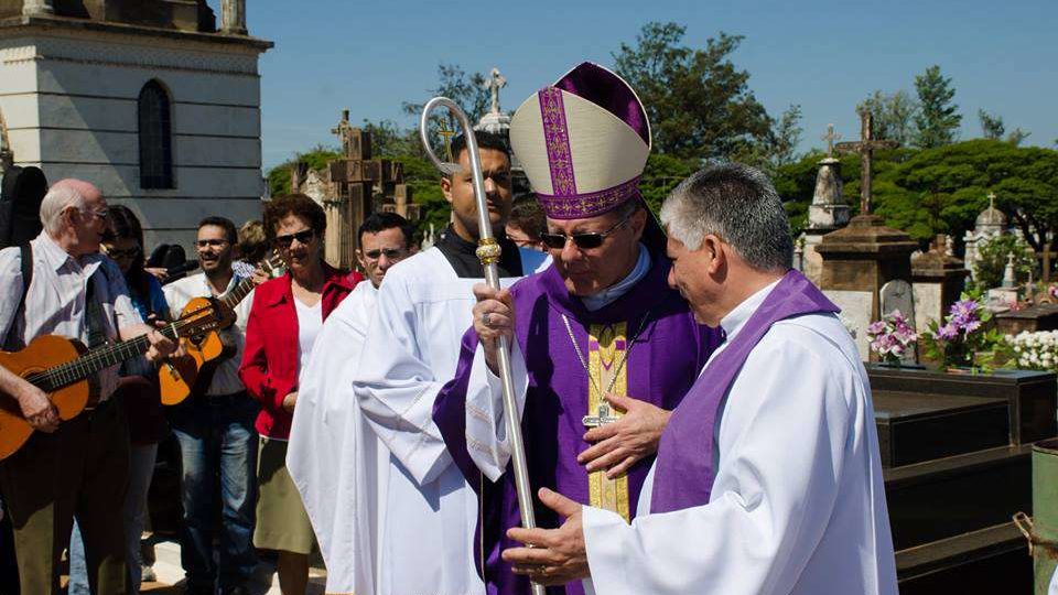 Bispo celebra dia de Finados na Cidade de São Carlos