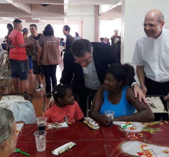 No I Dia Mundial dos Pobres Dom Paulo Cezar almoçou com moradores de rua e com abrigados pela Associação Promocional “Movidos pela Divina Misericórdia”.