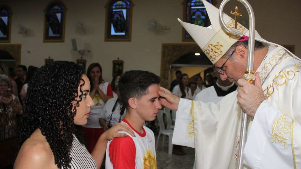 Dom Paulo Cezar preside Sacramento da Crisma na Paróquia de Santa Luzia em São Carlos